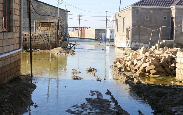 В поселке Ашагы Гюздек Абшеронского района произошел разлив озера Дашагиль - Sputnik Азербайджан