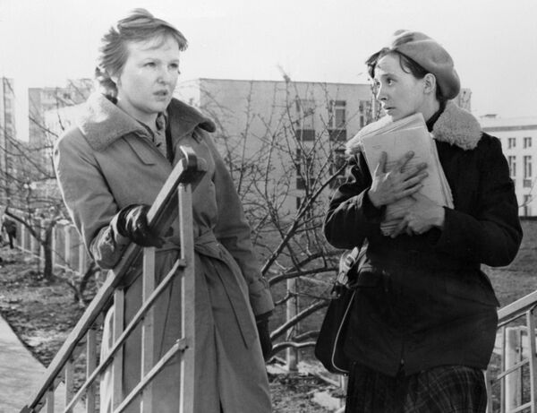 Актрисы Елена Соловей в роли Татьяны Николаевны (слева) и Татьяна Аксюта в роли Кати (справа) в фильме Ильи Фрэза Вам и не снилось по повести Галины Щербаковой Актрисы Елена Соловей в роли Татьяны Николаевны (слева) и Татьяна Аксюта в роли Кати (справа) в фильме Ильи Фрэза Вам и не снилось по повести Галины Щербаковой - Sputnik Азербайджан