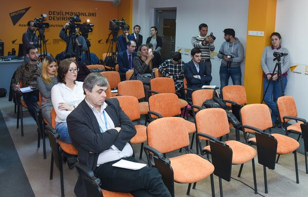 Журналисты в Международном мультимедийном пресс-центре Sputnik Азербайджан в ходе встречи с российскими депутатами и экспертами на тему Россия и Азербайджан: 25 лет сотрудничества и развития Журналисты в Международном мультимедийном пресс-центре Sputnik Азербайджан в ходе встречи с российскими депутатами и экспертами на тему Россия и Азербайджан: 25 лет сотрудничества и развития - Sputnik Азербайджан