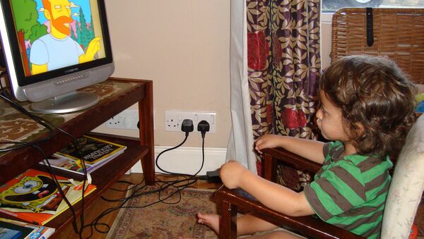 Ребенок смотрит мультфильм Симсоны, фото из архива - Sputnik Азербайджан