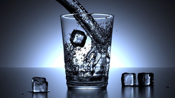 Питьевая вода и кубики льда, фото из архива - Sputnik Azərbaycan