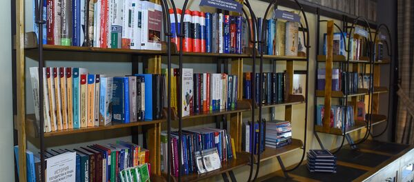 В Баку открылся первый книжный магазин юридической литературы - Sputnik Азербайджан