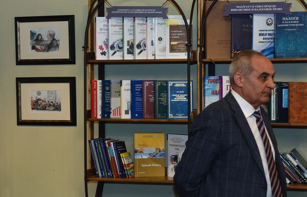 В Баку открылся первый книжный магазин юридической литературы - Sputnik Азербайджан