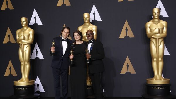 Soldan sağa: Ceremi Kleyner, Adel Romanski və Barri Cenkins Ən yaxşı film nominasiyasında aldıqları Oskar mükafatı ilə - Sputnik Азербайджан
