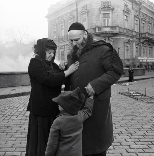 Народный артист РСФСР Алексей Петренко (справа) и актриса Наталья Позднякова в сцене из фильма Искусство жить в Одессе. 1990 год - Sputnik Азербайджан
