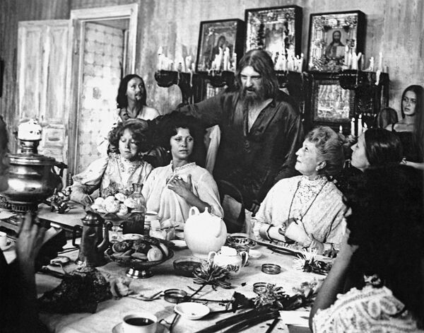 Кадр из фильма Агония (режиссер Элем Климов, киностудия Мосфильм, 1981 год). В роли Григория Распутина - Алексей Петренко (в центре), в роли фрейлины Их Величеств Лидии Никитиной - Алла Майкова (за столом вторая слева) - Sputnik Азербайджан