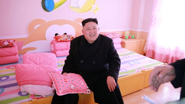 Северокорейский лидер Ким Чен Ын на открытии приюта для детей-сирот, фото из архива - Sputnik Азербайджан