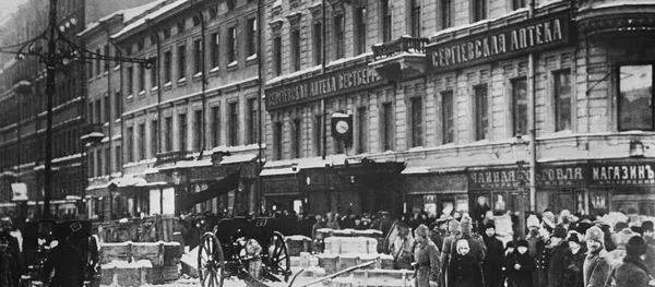 Баррикады на Литейном проспекте. Петроград, февраль 1917 года. - Sputnik Азербайджан