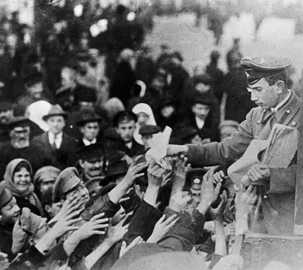 Раздача газет с призывом к революции. Москва, февраль 1917 года Раздача газет с призывом к революции. Москва, февраль 1917 года - Sputnik Азербайджан