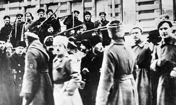Матросы с крейсера Аврора присоединяются к восставшему народу во время Февральской революции. Петроград. 1917 год. Матросы с крейсера Аврора присоединяются к восставшему народу во время Февральской революции. Петроград. 1917 год. - Sputnik Азербайджан