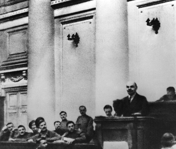 Выступление В. И. Ленина 17 апреля (4 апреля) 1917 года в Таврическом дворце с Апрельскими тезисами на объединительном собрании большевиков и меньшевиков Выступление В. И. Ленина 17 апреля (4 апреля) 1917 года в Таврическом дворце с Апрельскими тезисами на объединительном собрании большевиков и меньшевиков - Sputnik Азербайджан