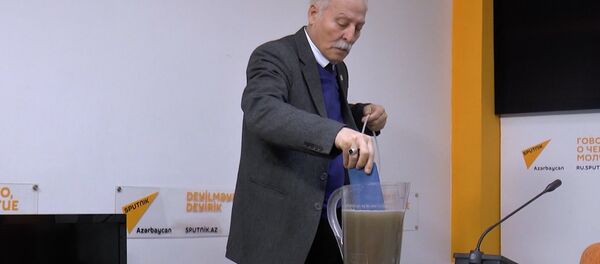 Азербайджанский эколог показал, как нужно очищать питьевую воду - Sputnik Азербайджан