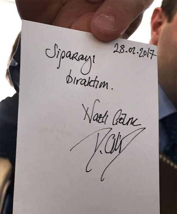 Nazlı Çelik yazılı formada siqaretini tərk etdiyinə dair Ərdoğana söz verib Nazlı Çelik yazılı formada siqaretini tərk etdiyinə dair Ərdoğana söz verib - Sputnik Azərbaycan