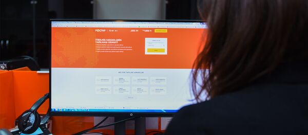Девушка за просмотром сайта pochtap.az - Sputnik Азербайджан