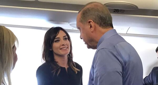 Rəcəb Tayyib Ərdoğan və Star Tv Ana Xəbər proqramının aparıcısı Nazlı Çelik Rəcəb Tayyib Ərdoğan və Star Tv Ana Xəbər proqramının aparıcısı Nazlı Çelik - Sputnik Azərbaycan