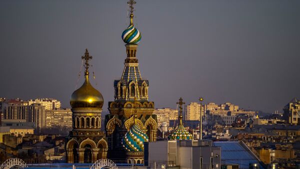 Вид на Собор Воскресения Христова с колоннады Исаакиевского собора в Санкт-Петербурге - Sputnik Азербайджан