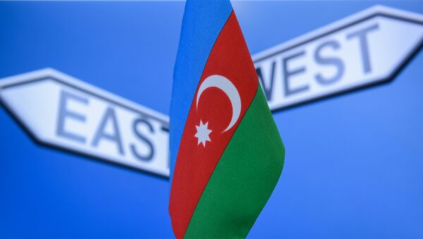 Azərbaycan bayrağı, arxa fonda ingiliscə Şərq və Qərb sözləri yazılıb - Sputnik Azərbaycan