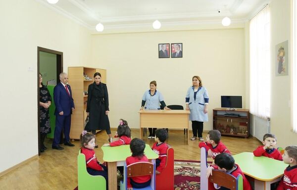Мехрибан Алиева приняла участие в открытии детсада-яслей в поселке Пиршаги Мехрибан Алиева приняла участие в открытии детсада-яслей в поселке Пиршаги - Sputnik Азербайджан