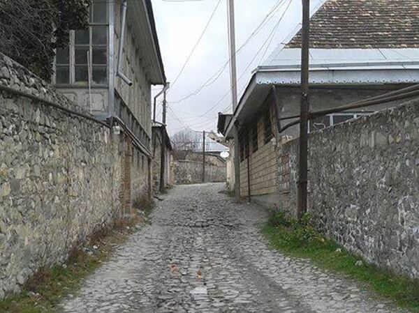Şəhərin məhəllələrarası yol və döngələrinin demək olar ki, hamısı qədimi qaydada daşla döşənib Şəhərin məhəllələrarası yol və döngələrinin demək olar ki, hamısı qədimi qaydada daşla döşənib - Sputnik Azərbaycan