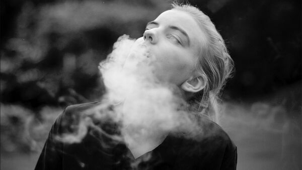Девушка с сигаретой, фото из архива - Sputnik Азербайджан