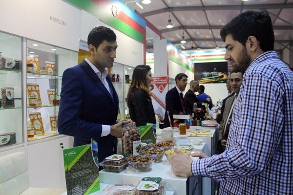 Участники продовольственной выставки Gulfood 2017 знакомятся с азербайджанскими товарами Участники продовольственной выставки Gulfood 2017 знакомятся с азербайджанскими товарами - Sputnik Азербайджан