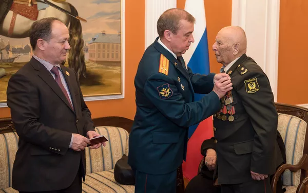 Награждение азербайджанских ветеранов Великой Отечественной войны памятным нагрудным знаком “75 лет битвы за Москву” Награждение азербайджанских ветеранов Великой Отечественной войны памятным нагрудным знаком “75 лет битвы за Москву” - Sputnik Азербайджан