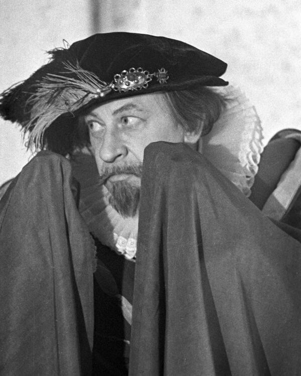 Народный артист СССР Евгений Евстигнеев в сцене из фильма Комический любовник или любовные затеи сэра Джона Фальстафа (1983 год) Народный артист СССР Евгений Евстигнеев в сцене из фильма Комический любовник или любовные затеи сэра Джона Фальстафа (1983 год) - Sputnik Азербайджан