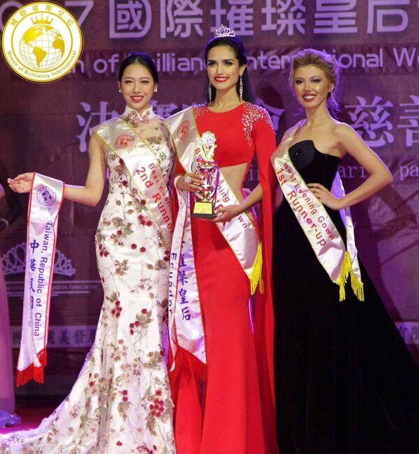 Нармин Сафарова (справа) на конкурсе Queen of Brilliancy International-2017 Нармин Сафарова (справа) на конкурсе Queen of Brilliancy International-2017 - Sputnik Азербайджан