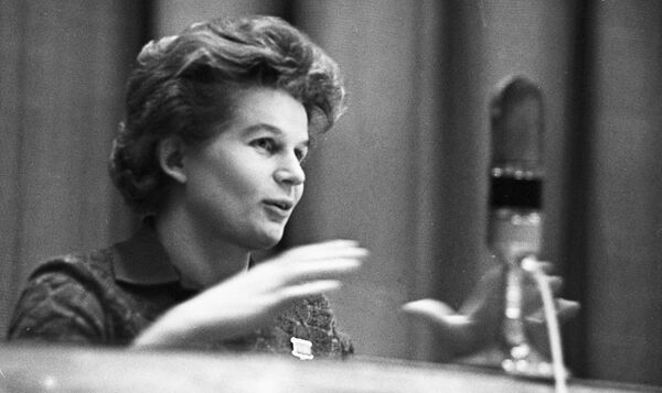 Валентина Терешкова, первая в мире женщина-космонавт, Герой Советского Союза Валентина Терешкова, первая в мире женщина-космонавт, Герой Советского Союза - Sputnik Азербайджан