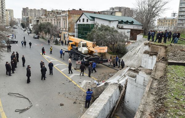 Восстановительные работы на месте развалившегося моста - Sputnik Азербайджан