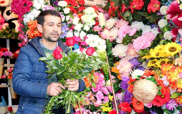 Праздничная продажа цветов в Баку - Sputnik Азербайджан