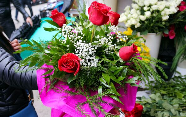 Праздничная продажа цветов в Баку - Sputnik Азербайджан