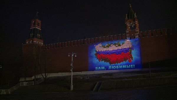Поздравление с 8 марта на стене Кремля - Sputnik Азербайджан