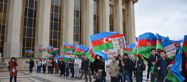 Акция протеста в Париже - Sputnik Азербайджан