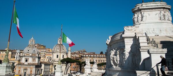 Площадь Венеции (Piazza Venezia) в Риме, фото из архива Площадь Венеции (Piazza Venezia) в Риме, фото из архива - Sputnik Азербайджан