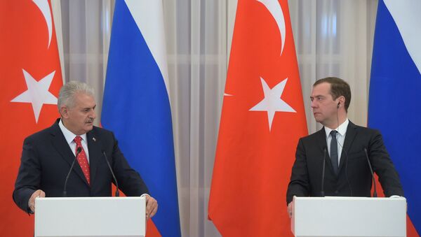 Председатель правительства РФ Дмитрий Медведев и премьер-министр Турции Бинали Йылдырым (слева), фото из архива - Sputnik Azərbaycan