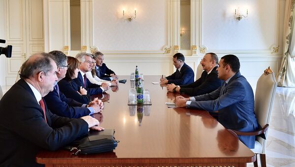 Президент Ильхам Алиев принял делегацию Сената Франции, возглавляемую Андре Рейшаром - Sputnik Азербайджан