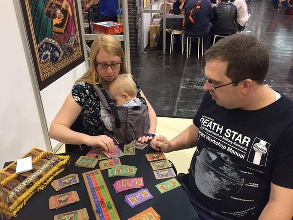 В игре могут участвовать от двух до семи человек. В игре могут участвовать от двух до семи человек. - Sputnik Азербайджан