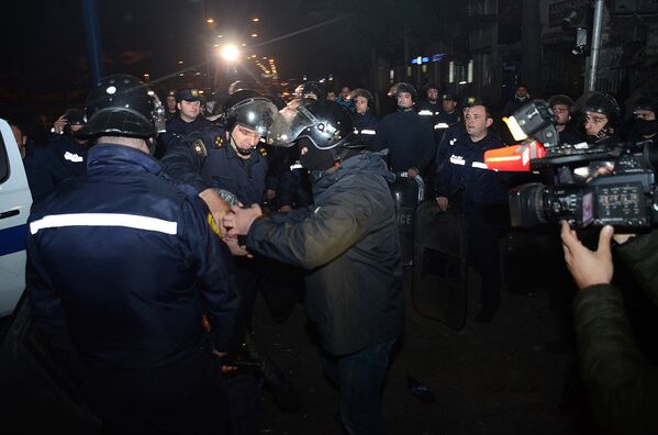 Сотрудники полиции задерживают одного из участников беспорядков в Батуми - Sputnik Азербайджан