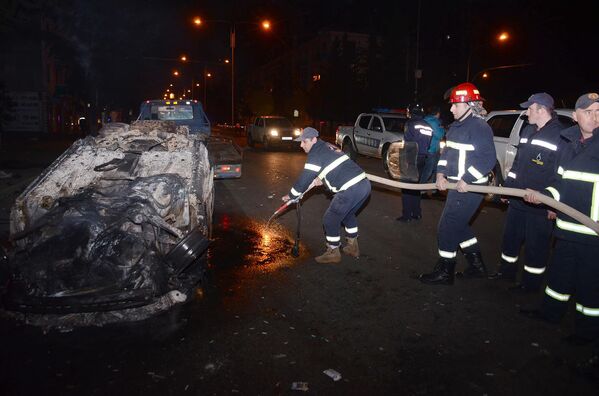 Пожарные тушат один из сожженных в ходе беспорядков в Батуми автомобилей - Sputnik Азербайджан