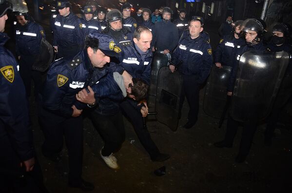 Сотрудники полиции задерживают одного из участников уличных беспорядков в курортном городе Батуми - Sputnik Азербайджан