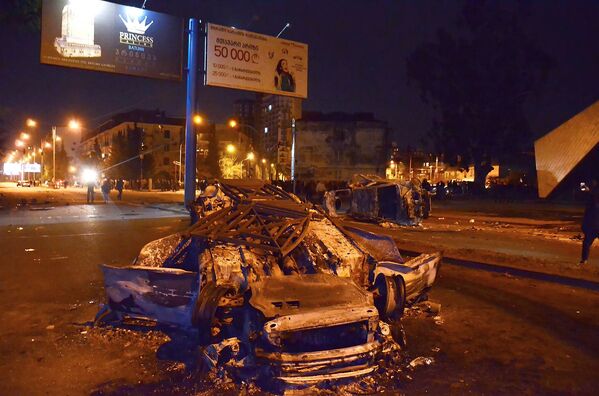 Сожженные в ходе беспорядков на улицах Батуми машины - Sputnik Азербайджан