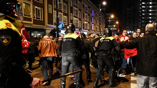Rotterdam şəhərindəki Türkiyə konsulluğu qarşısında etirazçılarla polislərin toqquşması, 12 mart 2017-ci il - Sputnik Azərbaycan