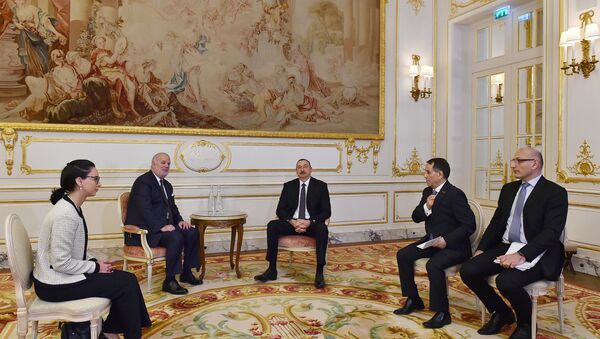 Ильхам Алиев встретился в Париже с президентом компании Vivaction - Sputnik Азербайджан