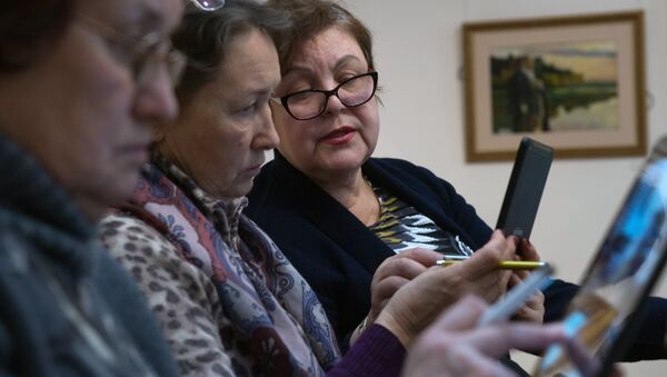 Обучение планшетной грамоте пожилых людей, фото из архива - Sputnik Azərbaycan