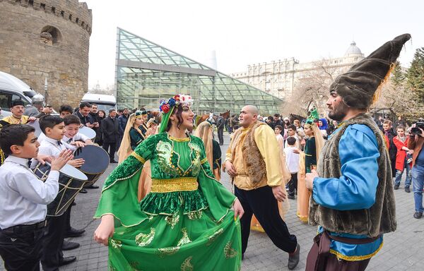 Праздничное шествие, посвященное последнему вторнику перед Новруз Байрамы в центре Баку - Sputnik Азербайджан