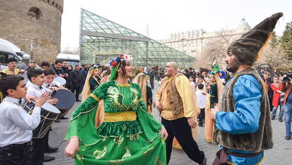 Праздничное шествие посвященное последнему вторнику перед Новруз Байрамы в центре Баку - Sputnik Азербайджан