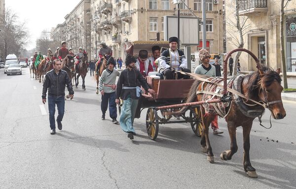 Праздничное шествие посвященное последнему вторнику перед Новруз Байрамы в центре Баку - Sputnik Азербайджан