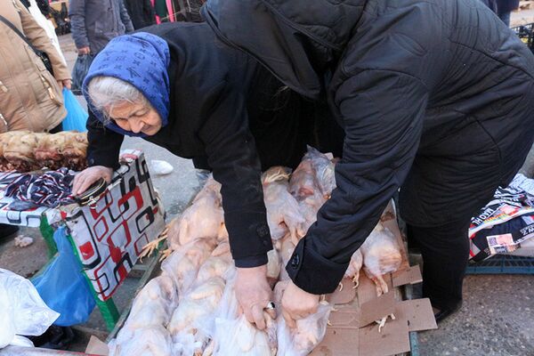 Satıcılar toyuq ətinin mənşəyi ilə bağlı verdiyimiz sualları cavabalandırmaqdan imtina etdilər Satıcılar toyuq ətinin mənşəyi ilə bağlı verdiyimiz sualları cavabalandırmaqdan imtina etdilər - Sputnik Azərbaycan