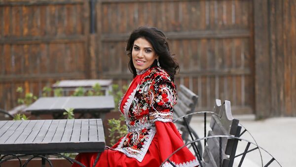 Азербайджанская спортсменка Айнур Мамедова в образе Бахар гызы - Sputnik Азербайджан